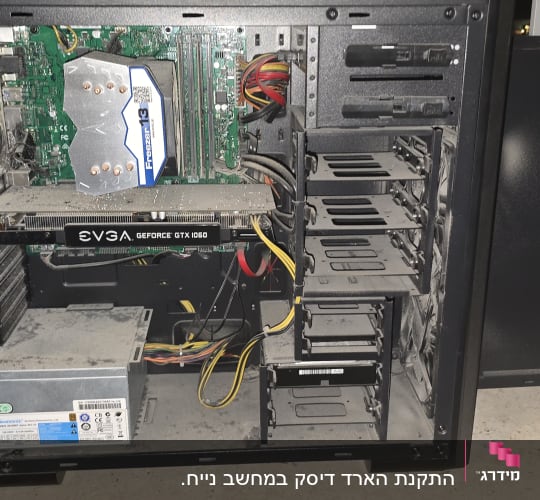מארז מחשב פתוח עם כרטיס גרפי ומאוורר